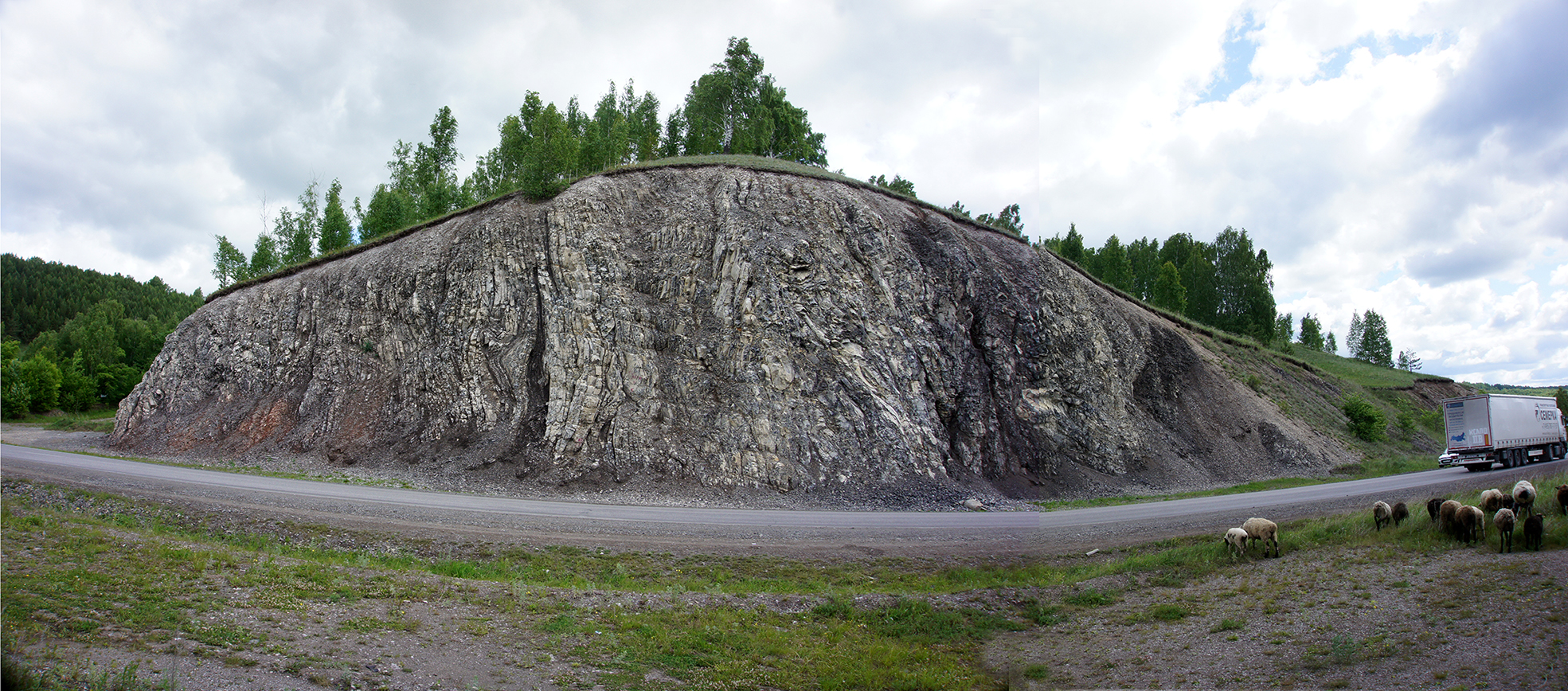 Геологический разрез янгантауской свиты Ахуново. Восточное крыло кладки. Фото Г.А. Данукаловой.